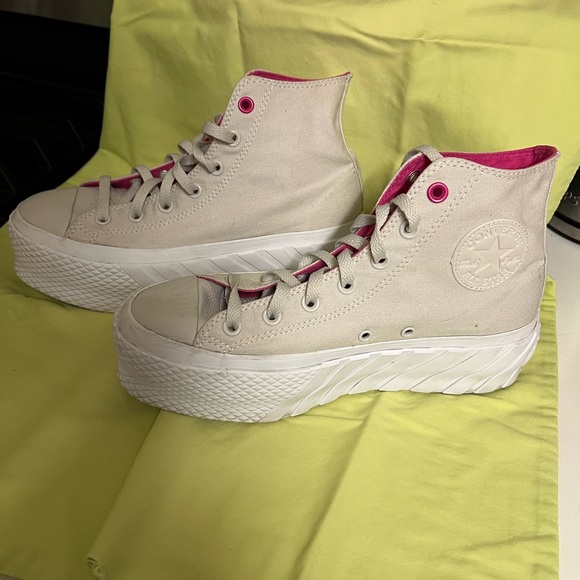 Converse Chuck Taylor’s - Picture 3 of 5